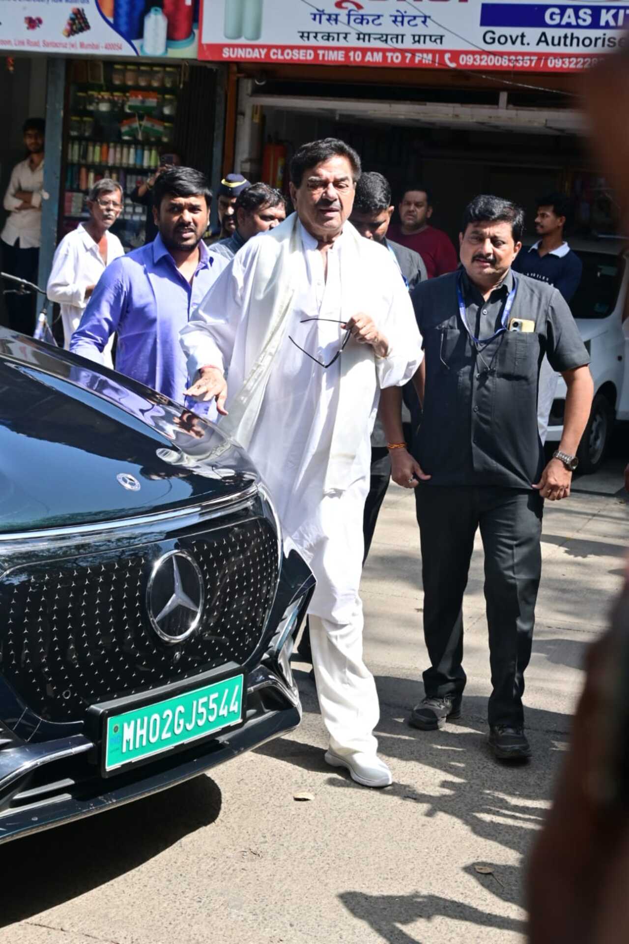 Veteran actor Shatrughan Singh was seen arriving for Pahlaj Nihalani's funeral in the city today.
